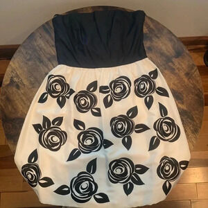 White House Black market NWOT strapless mini dress. Size: 8.